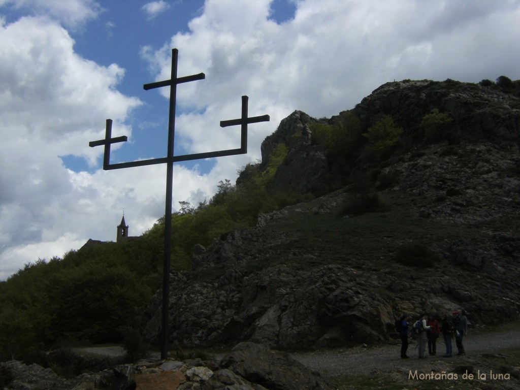 Coll de Les Tres Creus, al fondo izquierda Sant Segimon